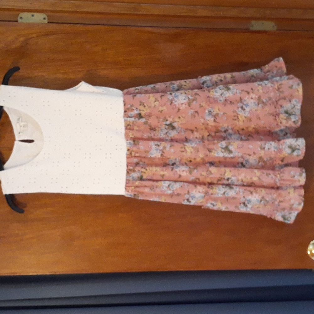 Girls Plus Knitworks sleeveless white and floral dress. Size 20.5 plus.